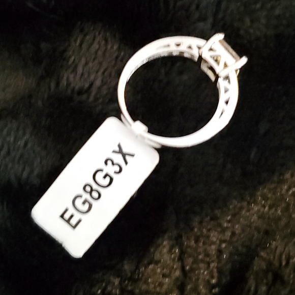 9.   30 🤍💍💛 NWT Silver ring with faux diamonds and centre yellow stone - Picture 5 of 8